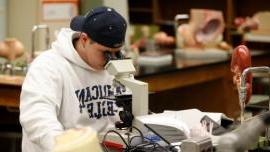 学生使用显微镜